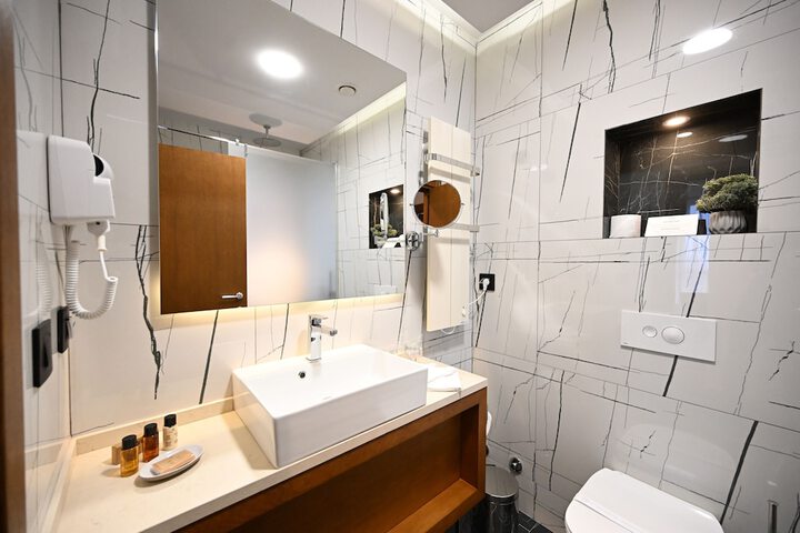 Room 10 of 16