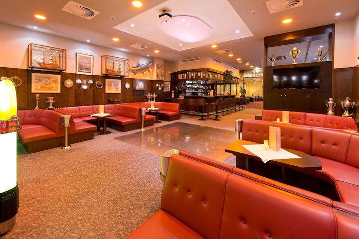 Lounge 24 of 28