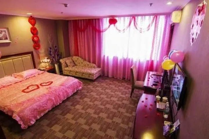 Room 3 of 8