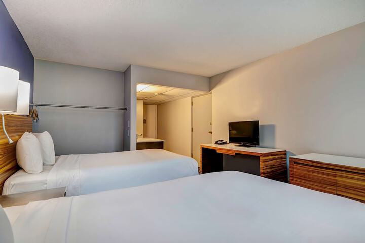1 Queen Bed (1 of 10)
