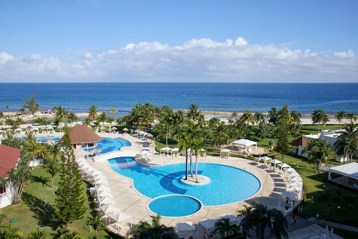 Swim-up bar