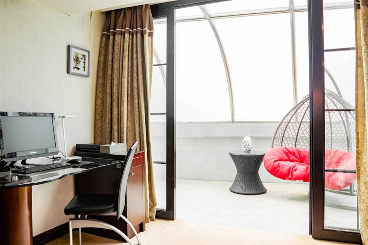 Room 10 of 35
