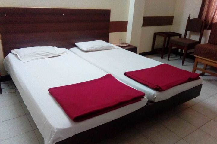 Room 6 of 12