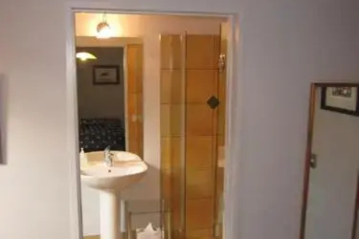 Room 4 of 8