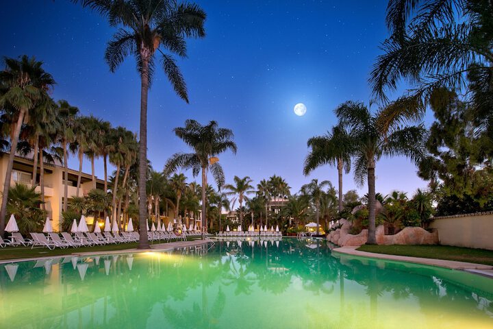 Hotel with Pool