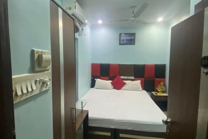Room 4 of 9