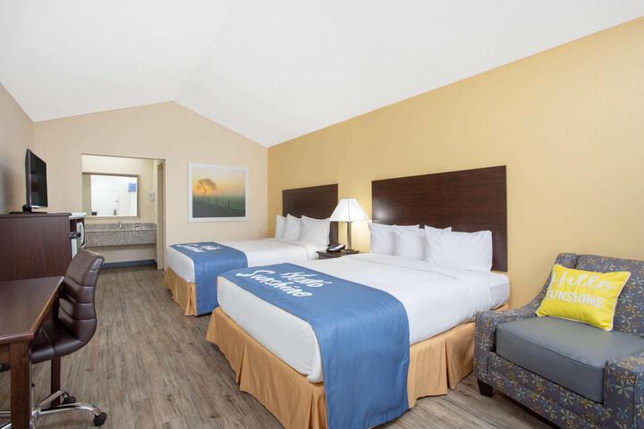 2 Queen Beds (4 of 4)
