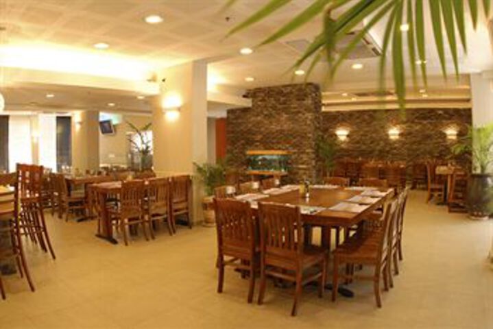 Dining 16 of 17