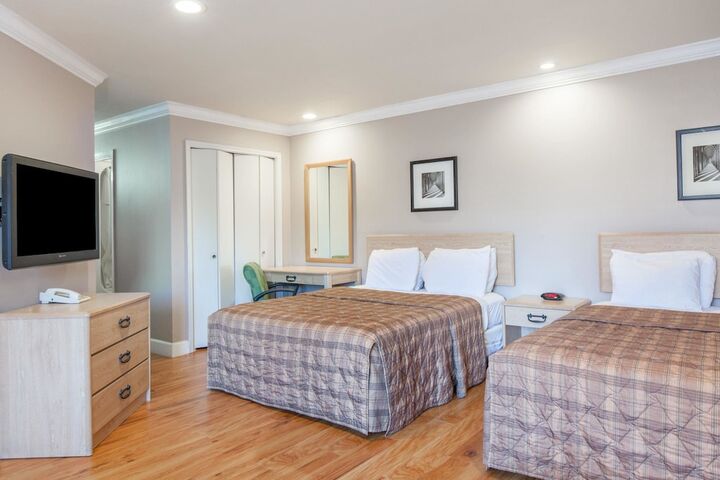 1 Queen Bed (7 of 22)