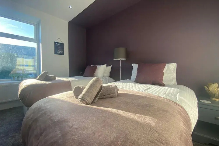 Room 4 of 8