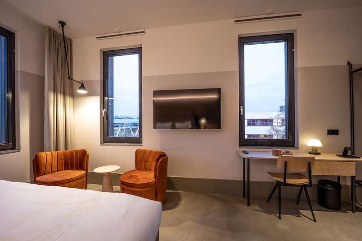 Room 13 of 32