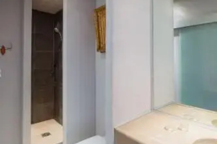 Room 6 of 11