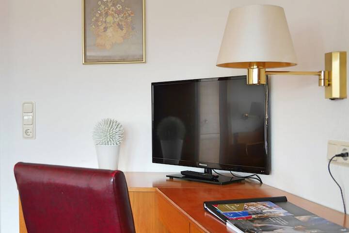 Room 8 of 33
