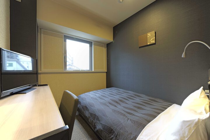 Room 13 of 40