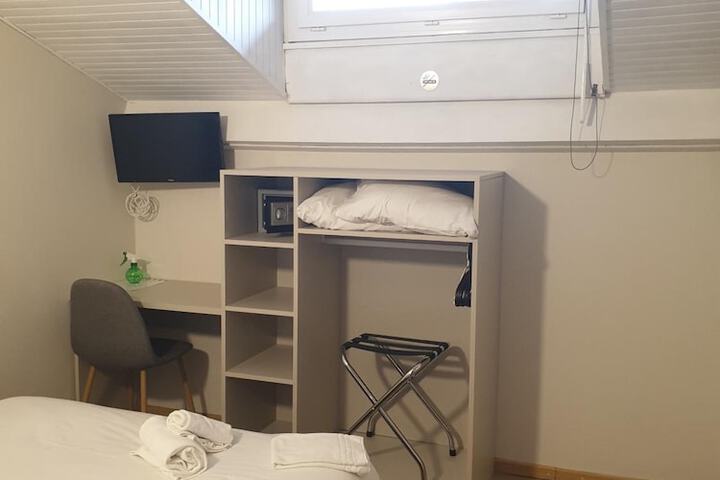 Room 8 of 43