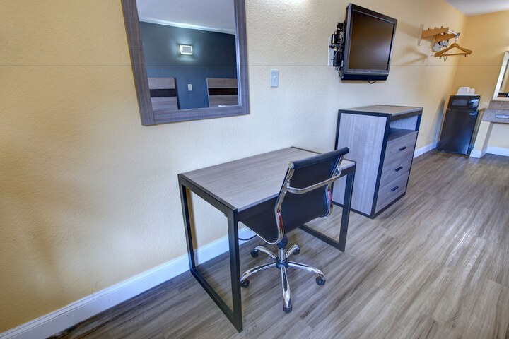 1 King Bed Accessible (14 of 14)