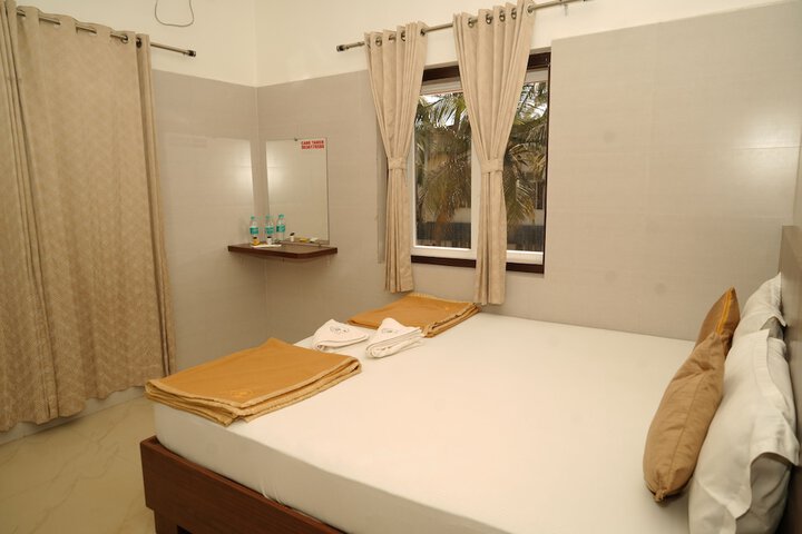 Room 4 of 16