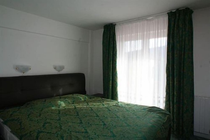 Room 12 of 40