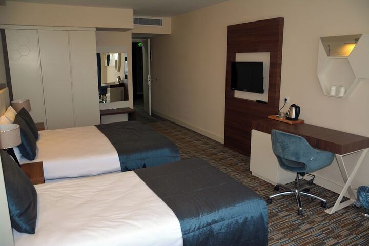 Room 4 of 8