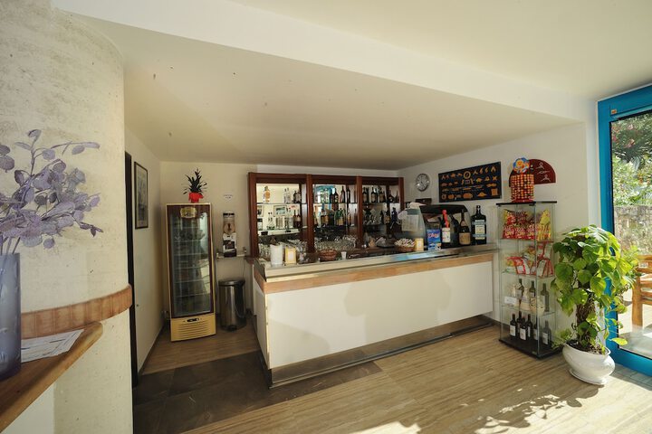 Lounge 17 of 28