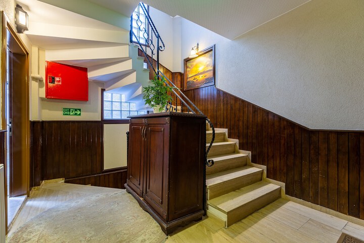 Ballroom/Hall 104 of 111