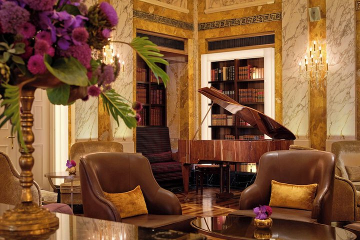 Lounge 155 of 238