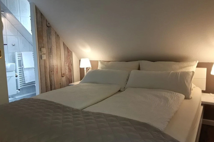 Room 4 of 10
