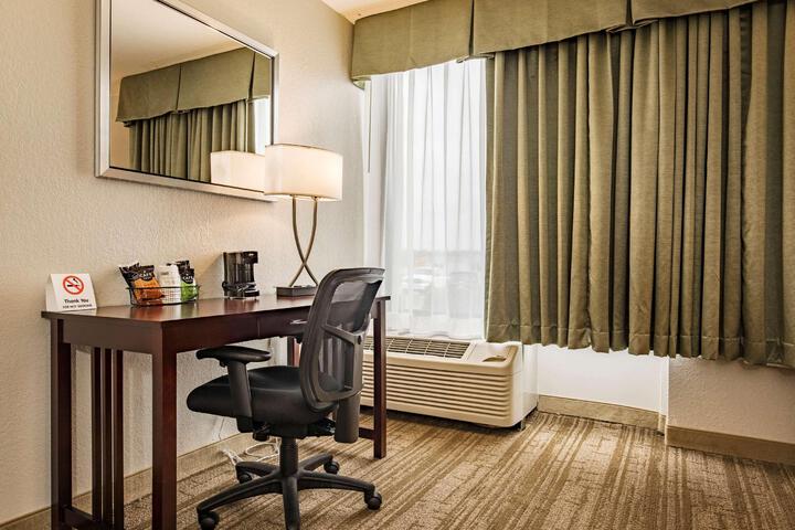 2 Queen Beds High Speed Internet Accessible Microwave and Refrigerator, Coffee Maker Iro (6 of 7)