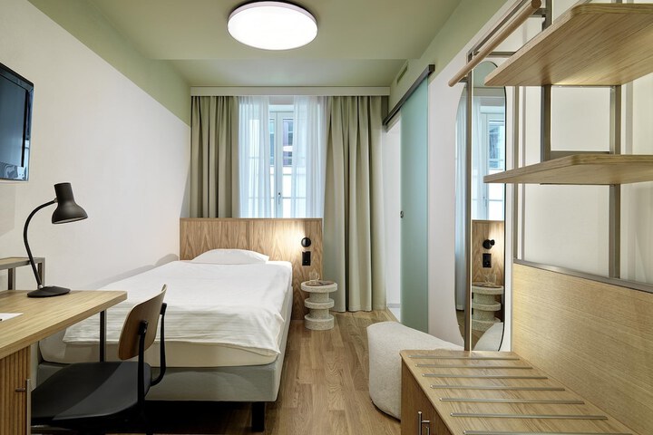 Room 8 of 18