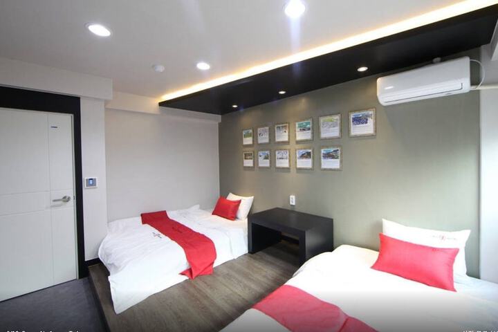 Room 6 of 42