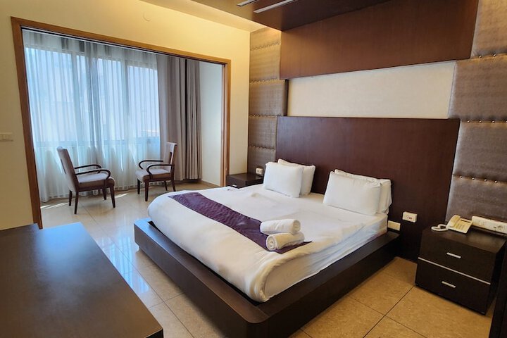 Room 6 of 28