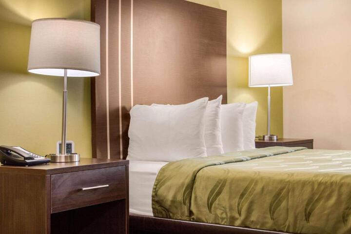 1 Queen Bed (5 of 17)