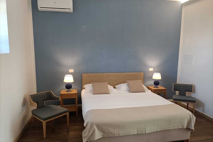 Room 5 of 120