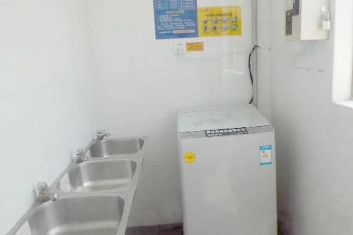 Room 6 of 10