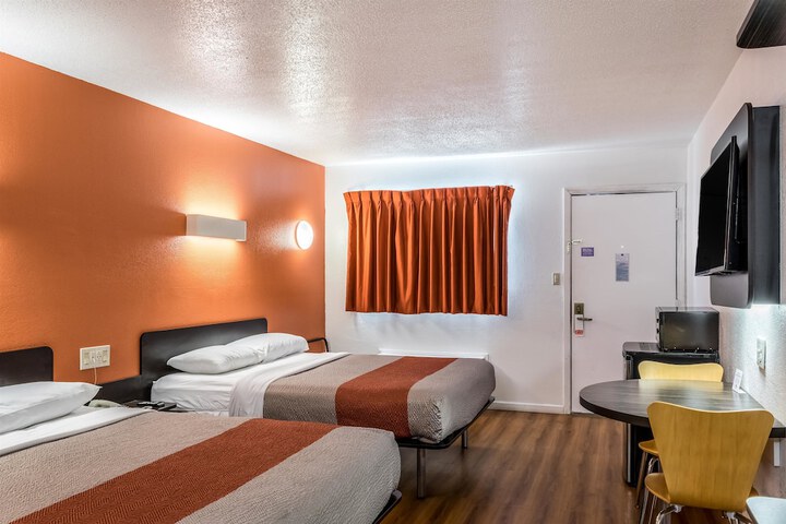 1 Queen Bed (7 of 11)