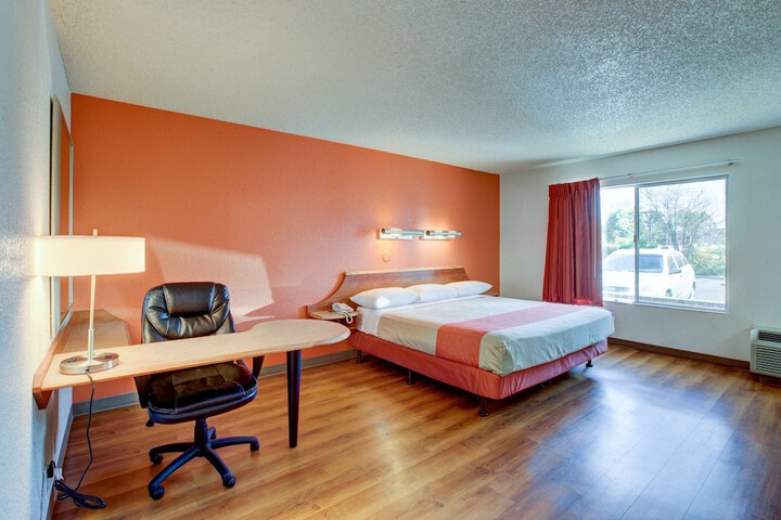 1 King Bed (4 of 4)