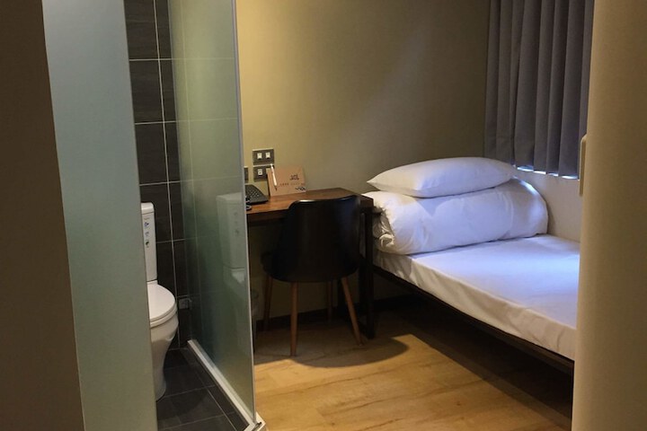 Room 9 of 32