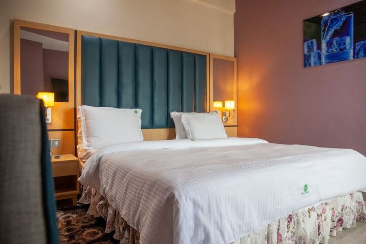 Room 8 of 28
