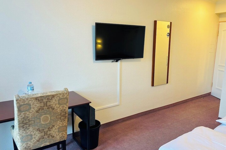 Room 10 of 26