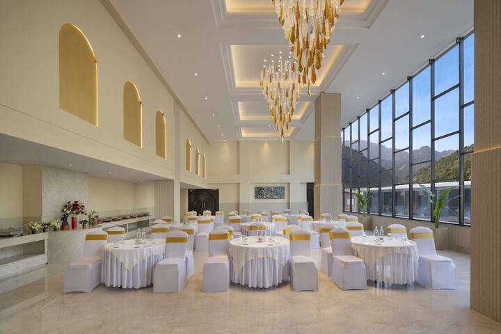 Ballroom/Hall 70 of 96