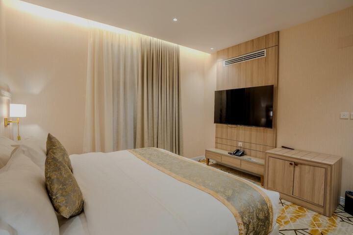 Room 27 of 73