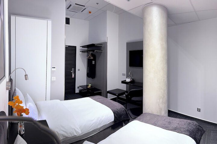 Room 8 of 33