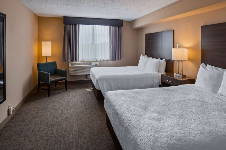 Accessible Suite Queen Bed Accessible Walk in Shower Sofa Bed Work Desk Microwave and Refrigerator Full Breakfast (7 of 30)