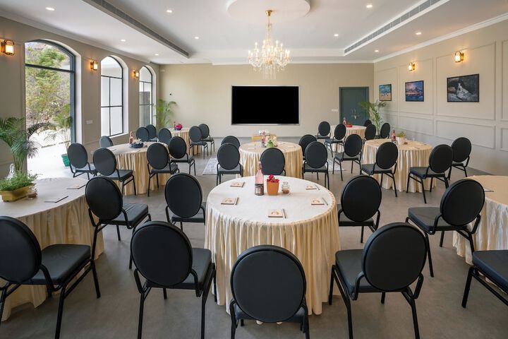 Ballroom/Hall 84 of 123