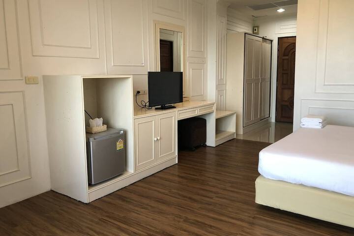 Room 6 of 32