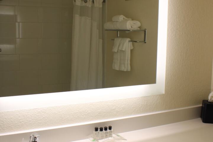 1 King Bed (5 of 10)