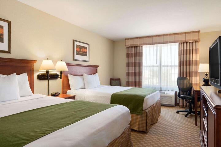 2 Queen Beds (3 of 7)