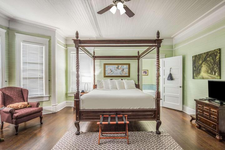 1 King Bed (7 of 8)