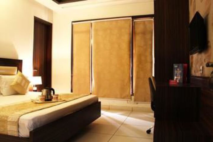 Room 13 of 21