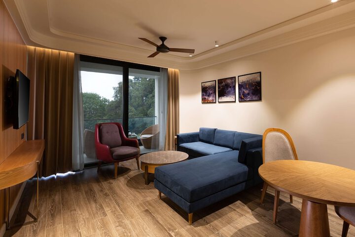 Room 6 of 75